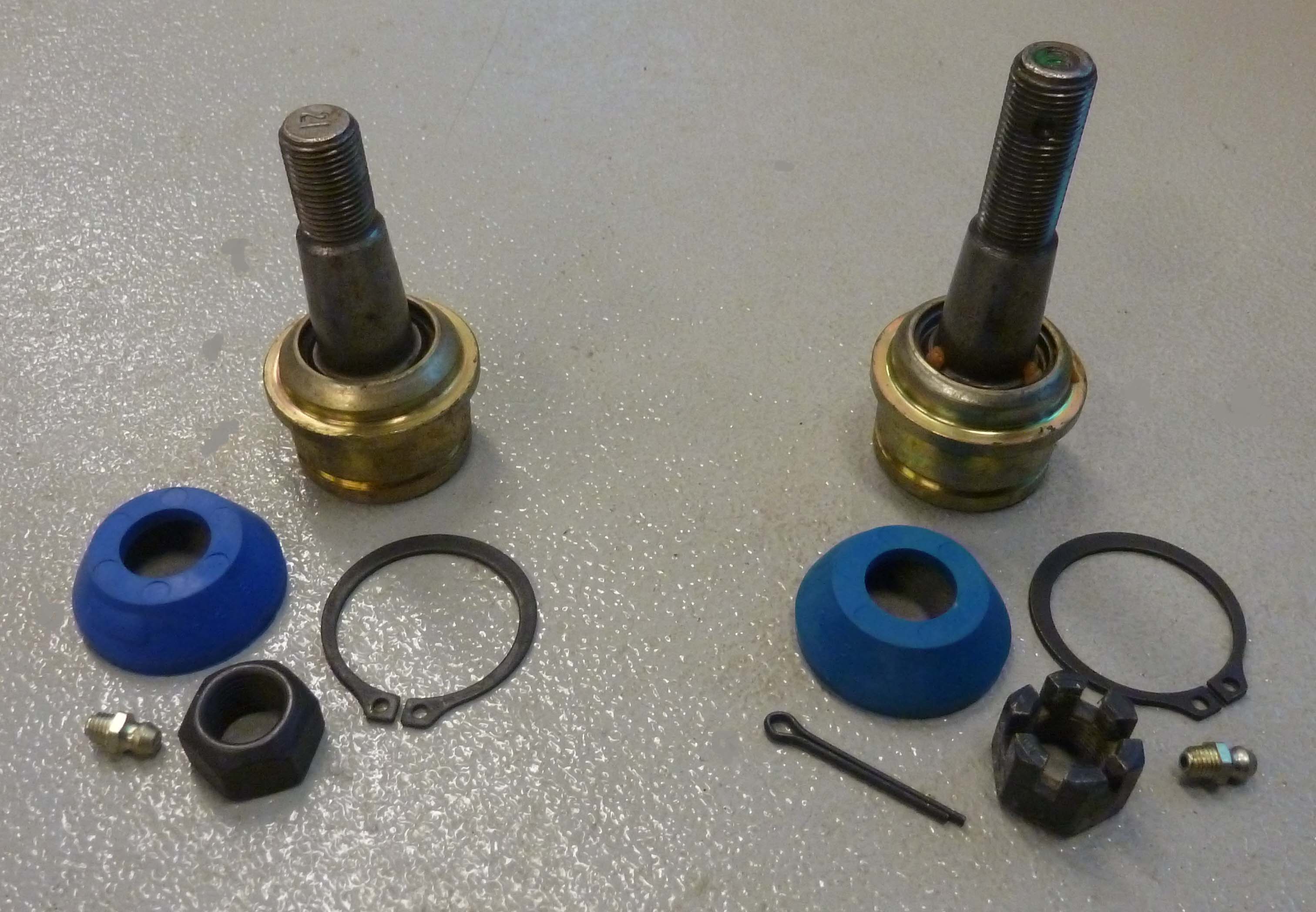 Dana 28 IFS Ball Joints,1 Threaded Upper & 1 Lower (Pair