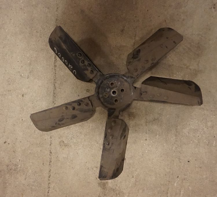 V8 Fan Blade USED